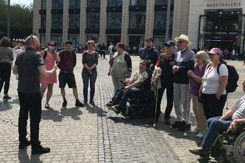 Eine Gruppe von Menschen mit Behinderung während einer inklusiven Stadtführung