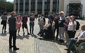 Eine Gruppe von Menschen mit Behinderung während einer inklusiven Stadtführung