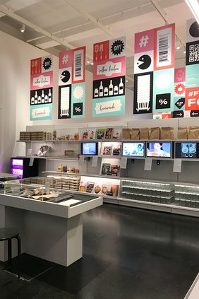 Blick auf einzelnen Ausstellungsstücke Tische, Monitore, Bilder