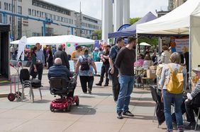 Markt der Inklusion Teilnehmer*innen schlendern und fahren über den Markt der Inklusion mit vielen Ständen