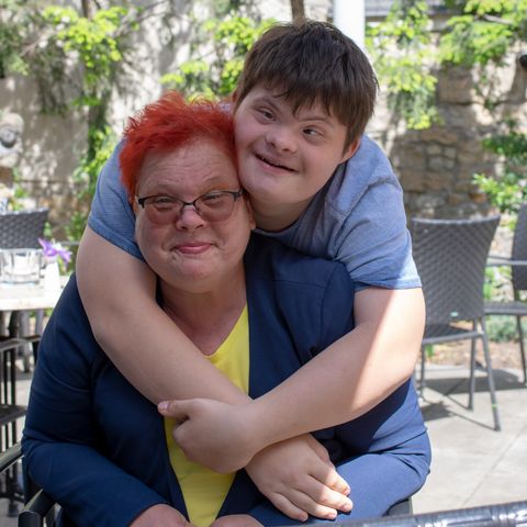 Frau Nacke mit ihrem Sohn Cornelius, der sie umarmt
