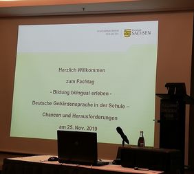 Blick auf Powerpoint-Startfolie mit der Aufschrift Herzlich willkommen zur Fachtagung Bildung bilingual erleben