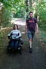 Foto mit Wanderer und Frau im Rollstuhl
