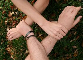 LSKS_Selbsthilfe_Vier_Haende Zwei Hande fassen sich an zu einem Quadrat