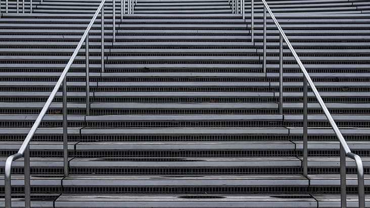 eine sehr lange, breite Treppe